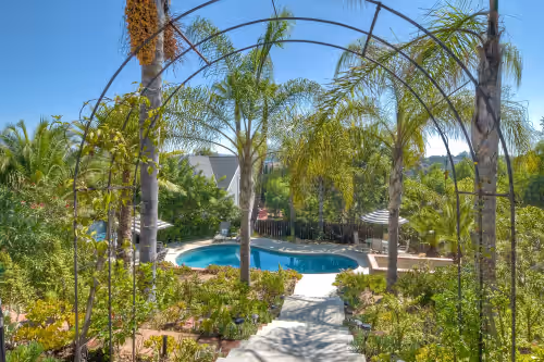 Secluded Home, Sleeps 11+  Solar Heated Pool.  HOT TUB SPA,  9 miles to beach