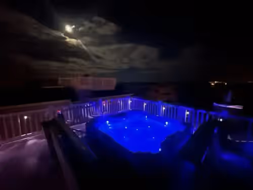5 BRs w/Gourmet Kitchen & HotTub. Steps to Beach