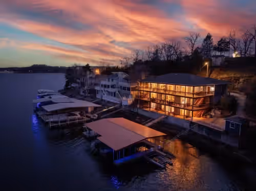 Sleeps 26 lakefront w/ private dock & dance floor!