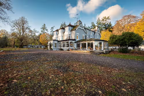 A luxurious Country home- 2 mins drive to Loch Ness (sleeps 28)
