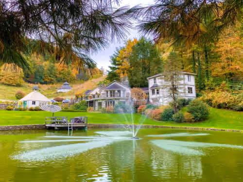 Huge Estate w/ 2 homes, fishing pond, private day spa, hot tub, & pizza oven