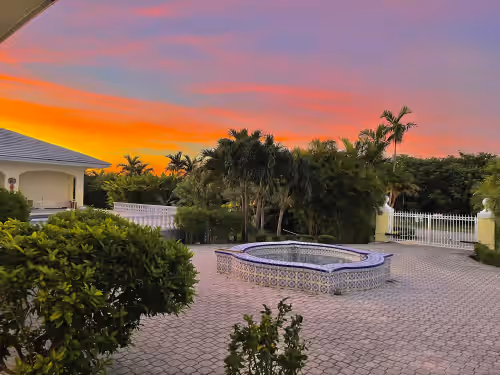 The Xanadu Tradewinds, Home Away to Paradise 8000 sq ft of privacy and a Pool.