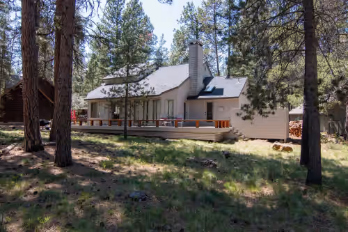 Fantastic location! Hot Tub, AC, SHARC passes, bikes and a great deck!