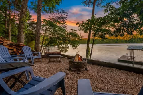 Gorgeous views with plenty of space & privacy for large groups.  Pet Friendly!