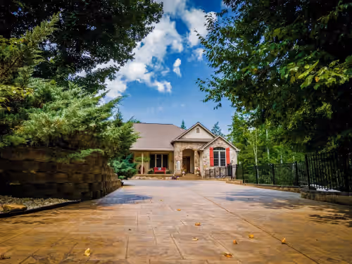 Spacious 5-bedroom house in serene Sevierville with Pool and free WiFi