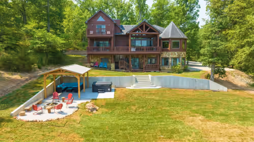 Lakefront Lodge / Cabin / Retreat - Huge Niangua Frontage w/ Beach