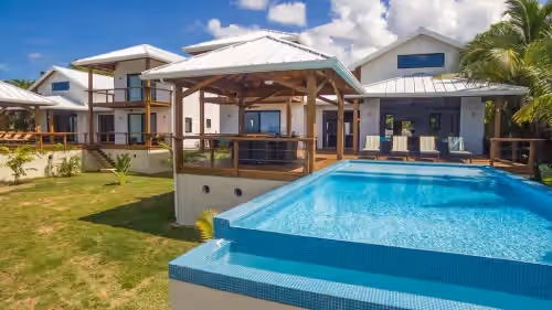 5 King Beds/2 Infinity Pools/Amazing Sunsets/Quick walk to West End/Privacy
