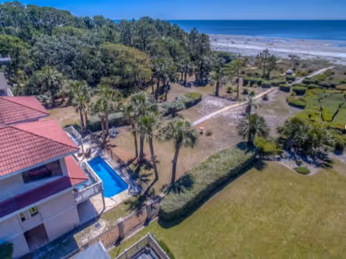 Relax in your Private Oceanfront Paradise. Spacious Luxury, Awe-Inspiring Views.