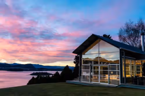 Whare Kea - Lakefront luxury villa in Lake Wanaka