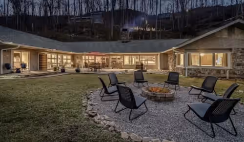 King Bear Downtown-Right off the Gatlinburg strip!