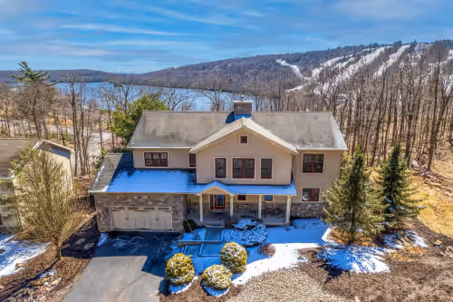 Lakeview, Walk to Slopes, Hot Tub, Gas Firepit Pool Table, Air Hockey, Pinball