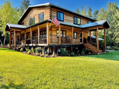 Cozy log home sleeps 14 in beds 5.5 baths near Glacier Park and Whitefish Resort