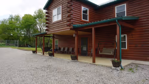 Wow! A bathroom in every bedroom. Trophy Hollow Lodge -Mohican's Nature Resort