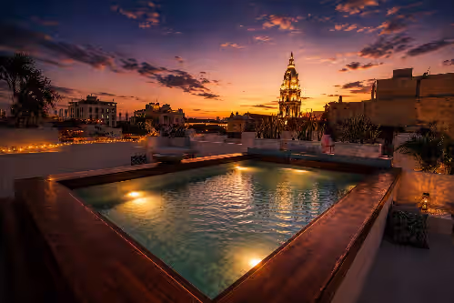 Ivy House - Prime 12 Bedroom Old City Corner Villa with Rooftop Pool