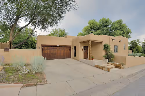 Large Remodeled Home in Historic District, HOT TUB, 10 minute walk to Plaza!