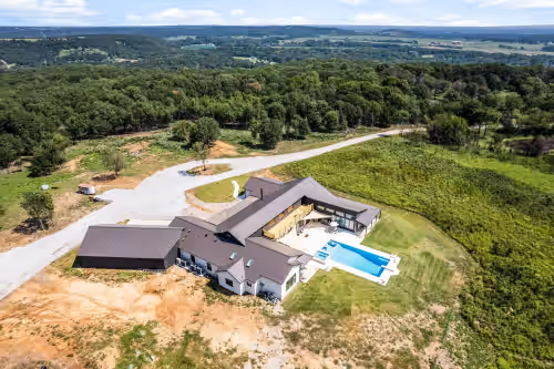 Hot Tub, Groups Sleeps 25+ Goats & Hiking 310ac Osage County Ranch