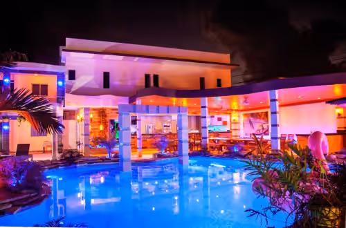 Brand New Luxury 14BD Party Villa, steps from Clubs/Beaches!