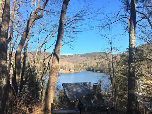 Broken link Peaceful Lake Retreat for up to 16 guests featuring gorgeous fall foliage.