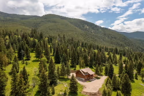 Big Sky Cabin • Fresh Remodel,Luxe Furnishings & Private Hot Tub • Close to town