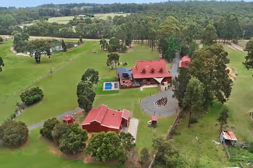 Hunter Valley Lodge & Retreat - STAYZ HOLIDAY HOME FINALIST, cabin wedding venue in Nulkaba, Australia