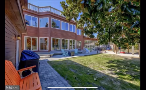Lodge style home w/ INDOOR pool/spa, 2 miles to the beach, onsite canal access