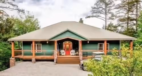 NEW LISTING! 5Bed 3Bath Lakefront Retreat, 2 slip dock, sun deck & slide!