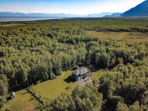 Paradise found! Beauty & Luxury- 20 min from Anchorage, HOT TUB, privacy!