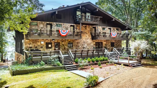 Beautiful Lakefront Lodge.  Tannenbaum Lodge - family or business destination.