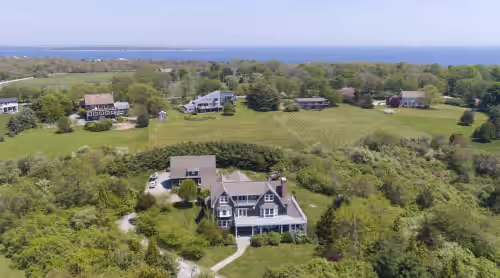 Secluded 7000sq foot  home 5 minutes from the beach and 15 minutes from Newport!