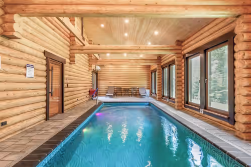 Log House Vacation Rental with Pool and Tennis Court near with Camelback