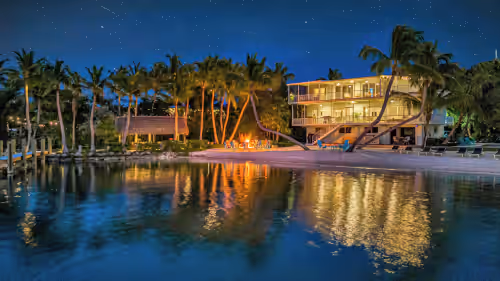 Designated Paradise Key - PRIVATE BEACH, Pickleball Court and Tiki Bar/ Heated Pool / Designated Paradise Key