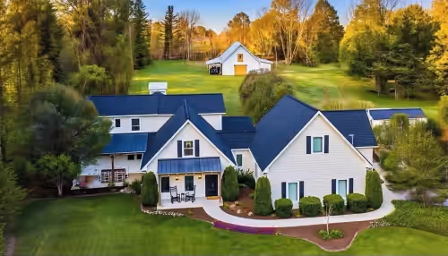 Riverfront farmhouse. Walking distance to awesome!