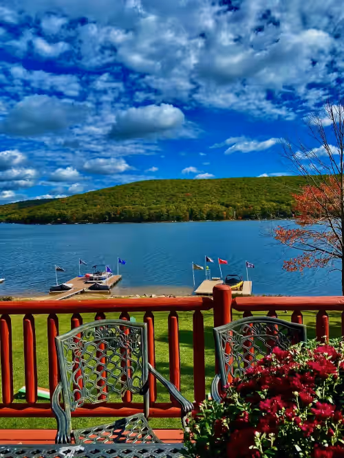 Unobstructed lake views from living areas. Restaurants & activities in minutes, lakefront wedding venue in Oakland, Maryland