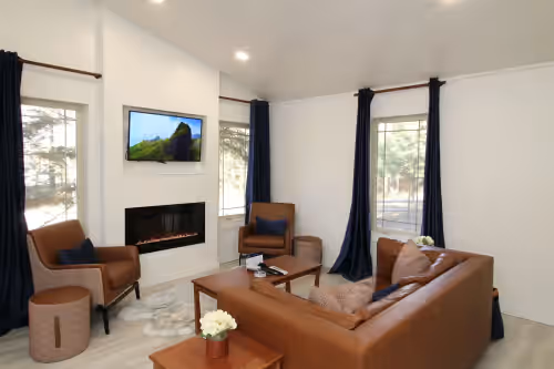 Five cabins on one property, Fire Pit, Free Sledding, BBQ, A/C