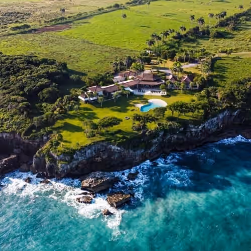 Luxury Oceanfront Villa w/ Pool and cliffside tub