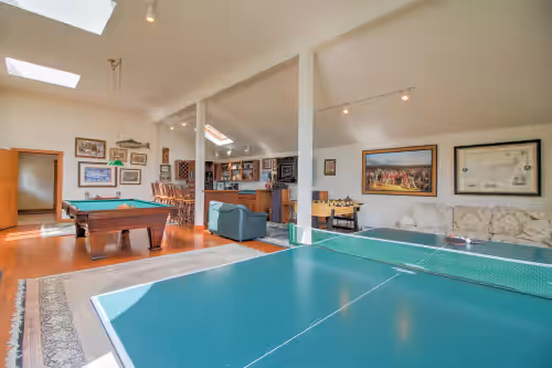 Amazing 100 Acre Estate - 10BRs, Swimming Pool, Sauna, Tennis & Hot Tub Retreat!