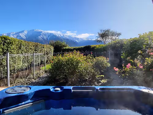 Te Mahuru Retreat Kaikoura. 2 Hot Tubs, Outstanding Views, Space to Play & Relax