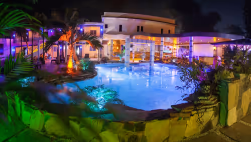 Large party complex steps from beaches/shops/bars, 25 bedrooms/25 bathrooms