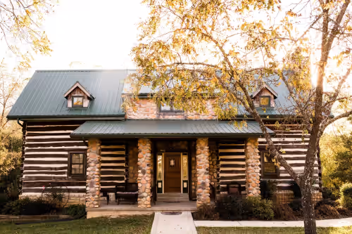 Beautiful secluded Log Home - Nestled in the country!
