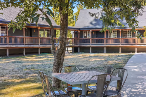 Outdoor dining at Shasta View Lodge