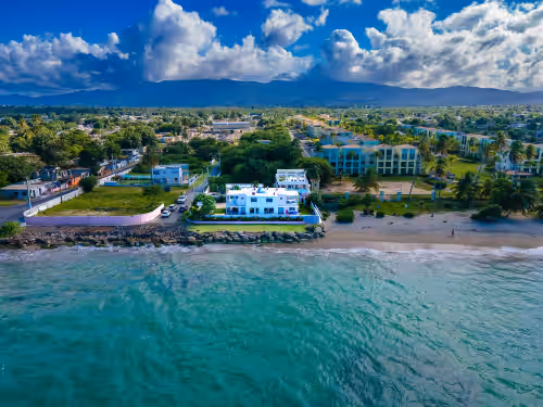 Large Ocean Front Home on Sandy Beach With Pool, photo 2