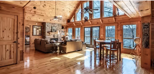 Expansive Lake Front Log Cabin/Easy Walk to Private!