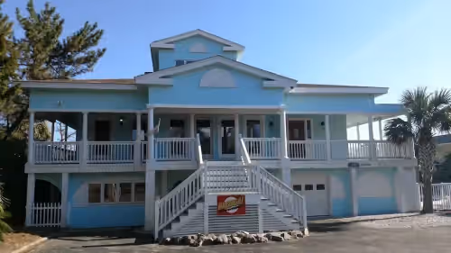 LARGE,Pool,pool table,Arcade,2 Golf Carts,6 Kayaks,free linen,Hot Tub,near beach