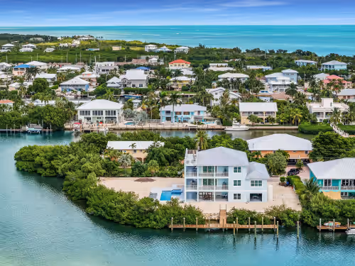 Island getaway with panoramic view, pool, spa, beach and rooftop access!