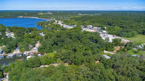 Lake Reunion location, private dock/slip/lily pad. 3 acres, hiking, fire pit, walk to Bagnell Dam