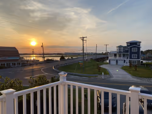 Sunrise Bay View Vibes • 4BR/2.5BA • Walk to Harpoon Hanna’s • 1 Mile to Beach