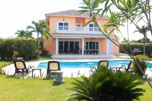 7BD guest-friendly villa in beachfront resort, private pool, sports courts!