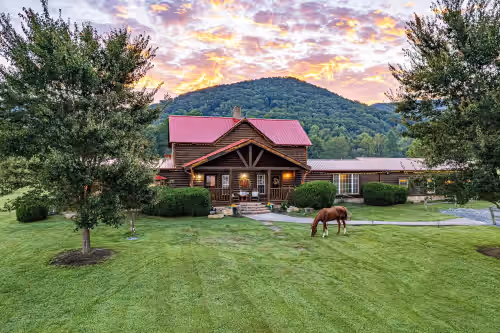 Huge Yard, Easy access, Stunning Views, Horses,