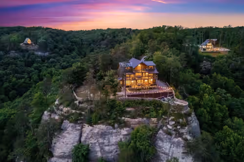 Large cozy updated lodge sitting on top of Daniel Boone National Forest.!