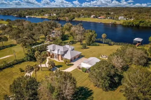 River Bank Hideaway, "Go With The Flow" RIVERFRONT 3 Acres- "Heated Pool/Spa"